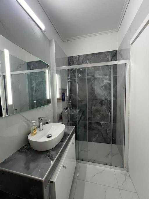Modern And Comfortable 5km From Center Apartment