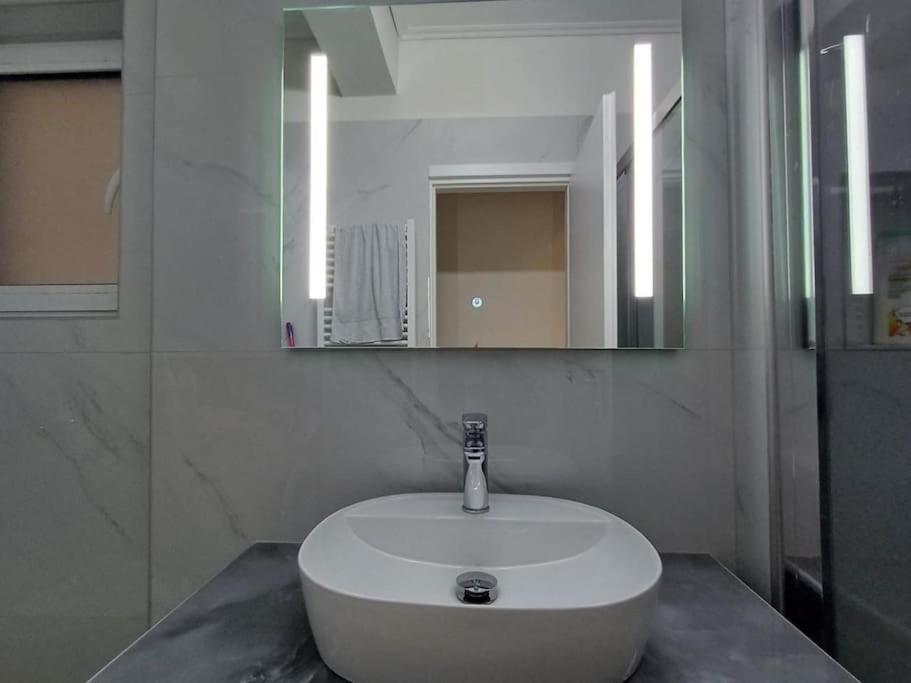 Modern And Comfortable 5km From Center Apartment Athens